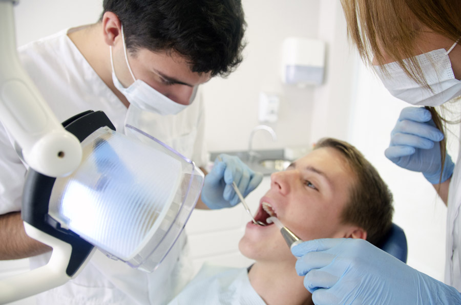 歯科医が知っておきたい法律のこと：クレーム対応 | 弁護士費用保険の 